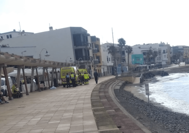 Imagen de los efectivos de emergencia en el paseo marítimo de Arinaga / TA